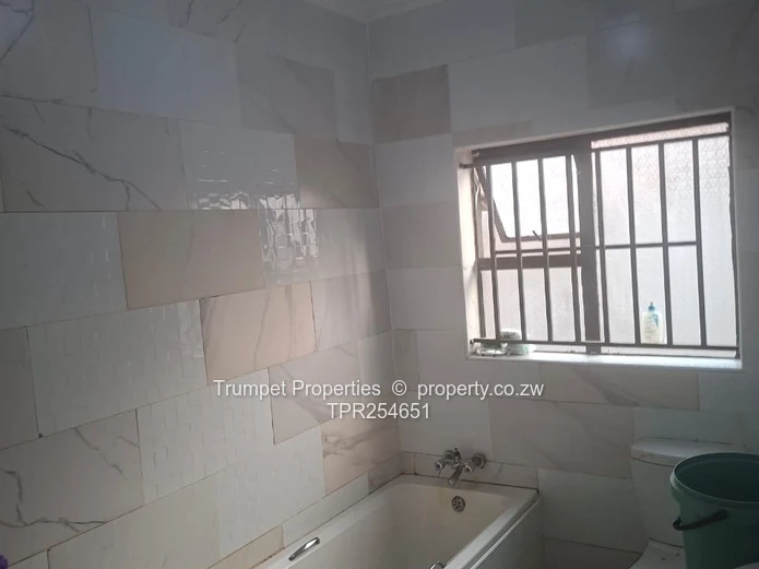 Aspindale Park 4-Bed: Bright Tiled Lounge & Fitted Kitchen