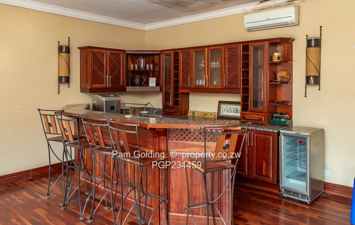 Spacious Vainona Home With A Cottage