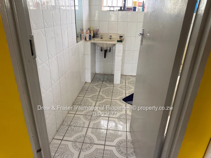 Cotswold Hills Mabelreign 3 beds House with a bedsitter cottage for sale $150k