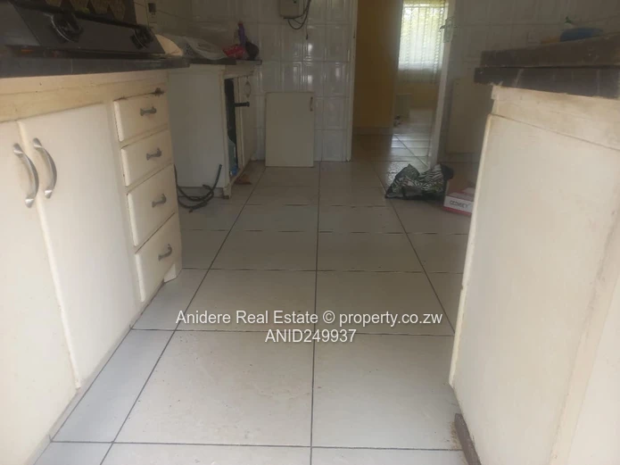 Greendale 4-Bed Home on 4395m² 