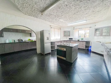 6 Bedroom House