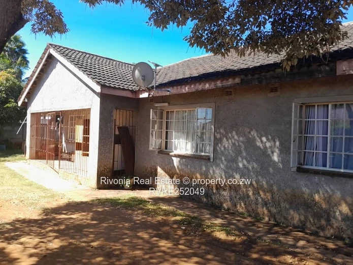 4-Bed Family Home on 1,500m² with Borehole, Borrowdale West