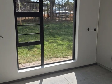 2 Bedroom Flat & Apartment
