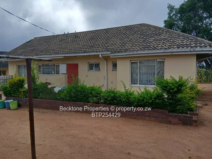 Luveve 4-Bed Family Home on 2900m² with Flatlet