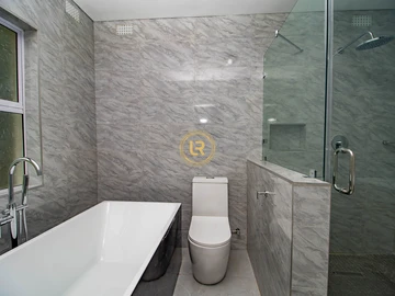 4 Bedroom Flat & Apartment