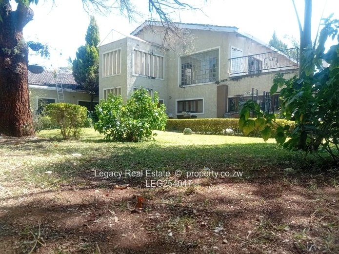 Spacious 6-Bed Home with Open-Plan Living & Borehole — Borrowdale Brooke