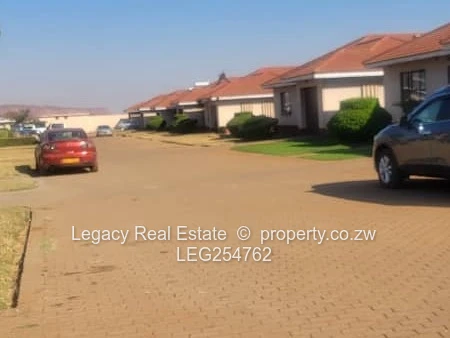 3-Bed Westgate Flat – Tiled, Built-ins & Bar (Sole Mandate)