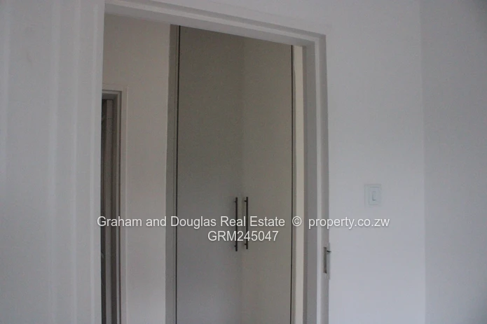 Neat Avondale West Flat to let