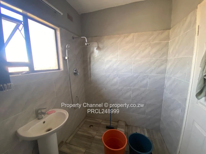 Glaudina 3-Bed: Modern Tiles, Built-ins & Borehole