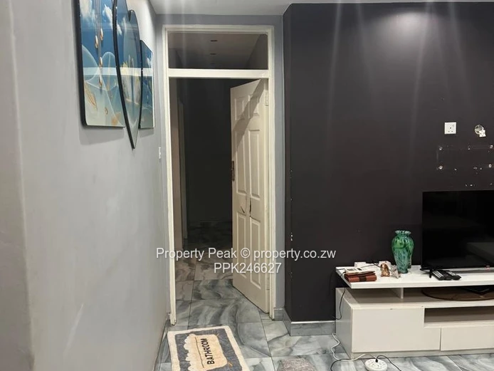 Aspindale Park: Modern 3-Bed with Fitted Kitchen & Ensuite
