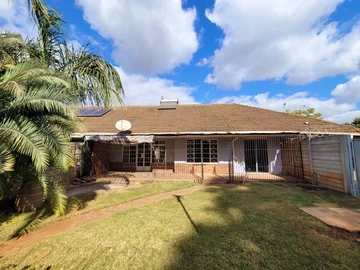 Neat 3-bedroom flat close to shops
