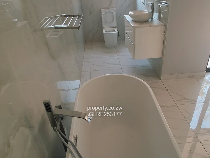 Bright 2-Bed Glen Lorne Apt with Borehole & Balcony