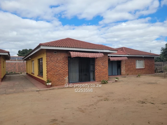 Spacious  Windsor Park Family home - with Cottage 