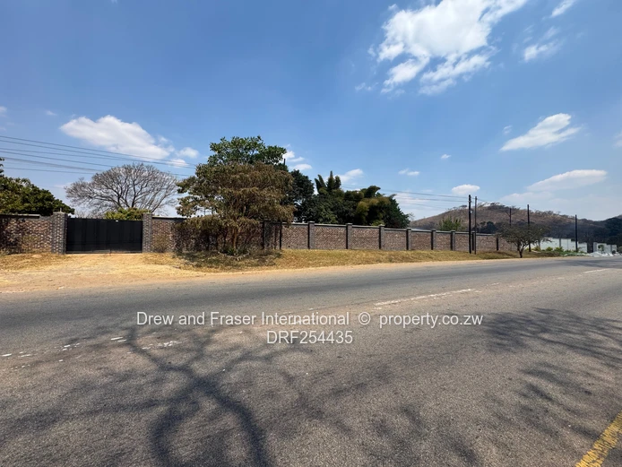 Glen Lorne: 5-Bed Family Home with Pool & Large Grounds