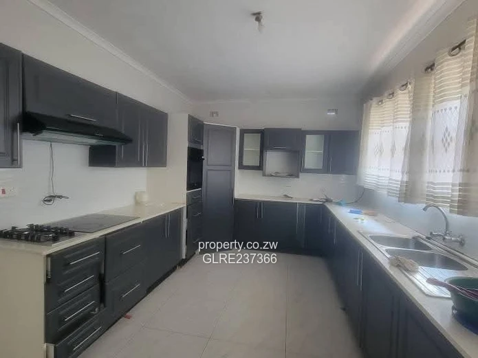 NEW BLUFFHILL ,WESTGATE Neat n spacious 3beds FULLHOUSE To Let