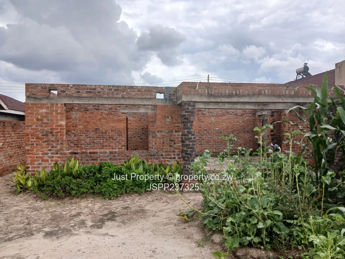 *Unfinished 4-Bedroom House in Damafalls - Huge Potential!* (Sole Mandate)