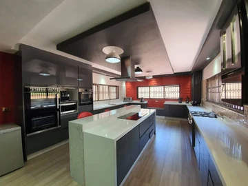 4 Bedroom Flat & Apartment