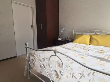 2 Bedroom Flat & Apartment