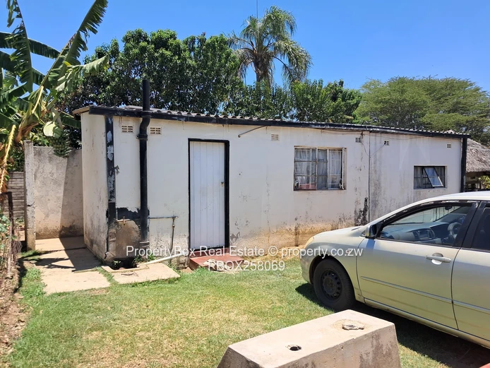 Charming Eastlea Property for sale in a commercialized Suburb!