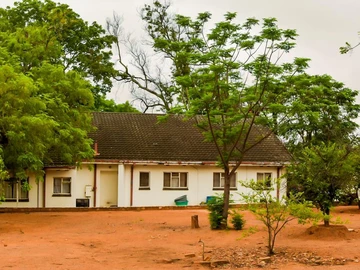 Spacious 6-Bedroom Chiredzi Home with Pool on 4600 m² Lot