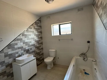 4 Bedroom Flat & Apartment