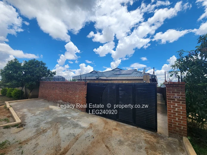 Granary Home with 2 Ensuites, Solar & Borehole