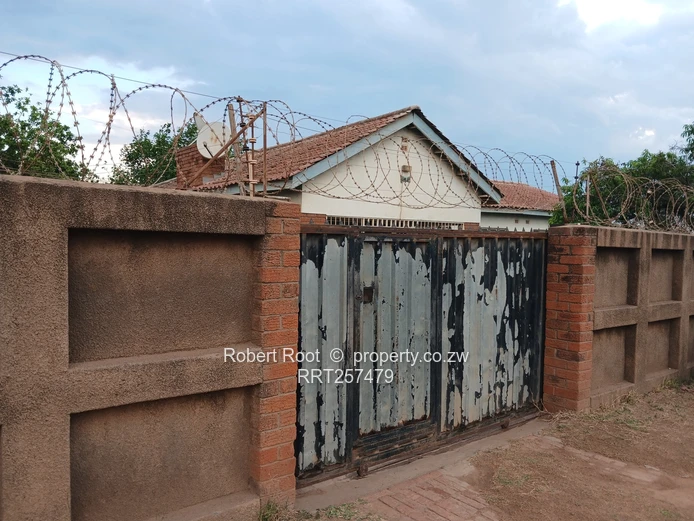 Secure Walled 5-Bed Townhouse on Main Road, Mabvuku (Sole Mandate)