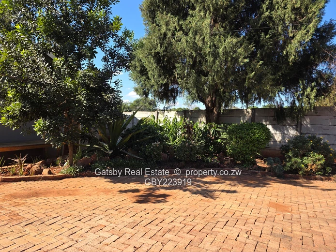 Charming 2-Bed Garden Flat in Greendale North with Pool & Solar (immediately available)