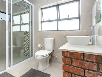 2 Bedroom Flat & Apartment