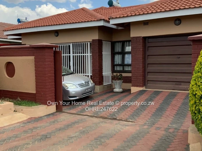 Madokero 3-Bed: Tiled Roof, Garage, Modern Lounge
