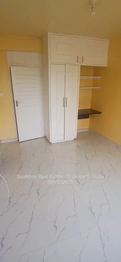 bedsitter available to let in Avenues