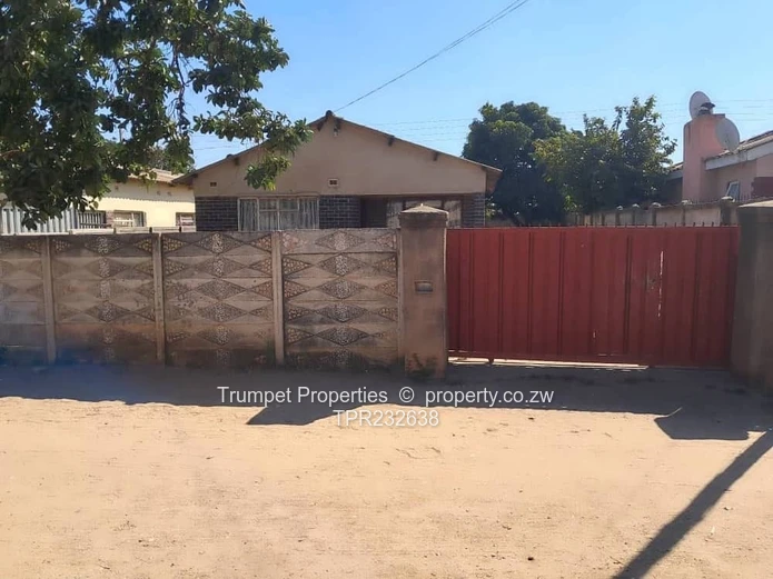 Walled 5-Bed Home with Verandah in Sunningdale