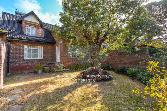 Charming Duplex Glen Lorne Apartment!!!