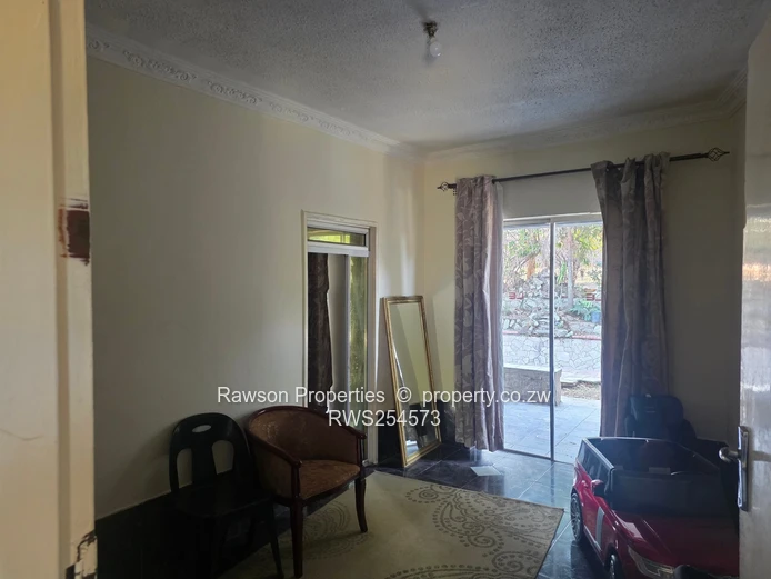 Glen Lorne: 5-Bed Family Home on 5965m² — Pool & Borehole (Sole Mandate)
