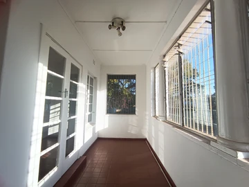 2 Bedroom Flat & Apartment