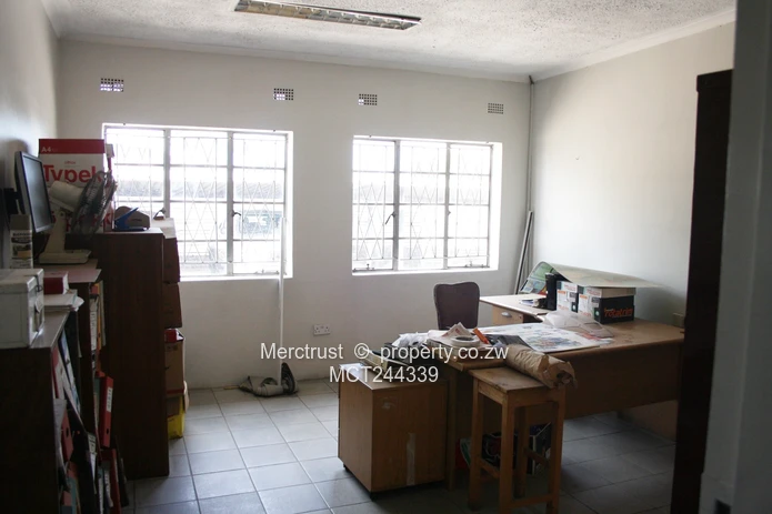 Spacious factory/warehouse