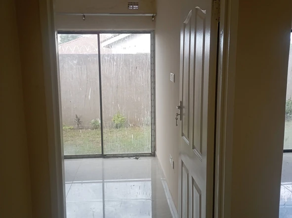 2 Bedroom Flat & Apartment