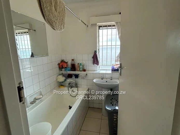 Avondale 2-Bed Garden Flat — Modern Fitted Kitchen & Garden