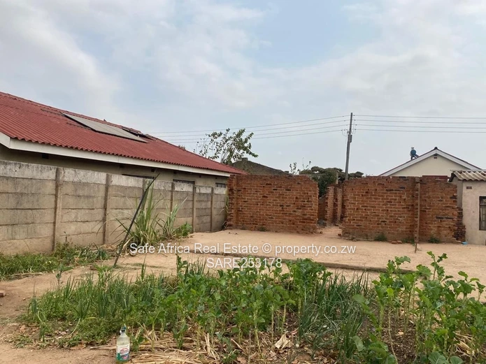 OLD GLEN- VIEW 7 VACANT  STAND WITH FOUNDATION AND APPROVED PLAN CLOSE TO CHITUBU SHOPS FOR SALE Pri