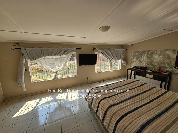 2-Bed Athlone Home on 3007 m² — Large Garden & Tiled Lounge