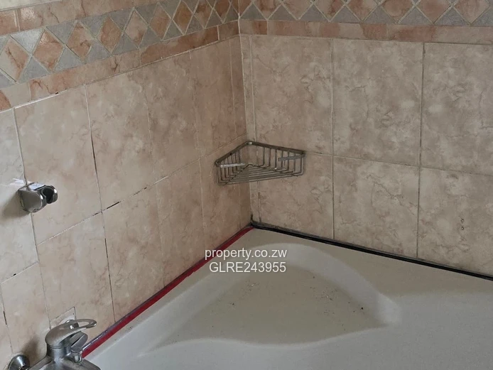 Milton Park: Spacious 3-Bed Home, Tiled Living & Borehole