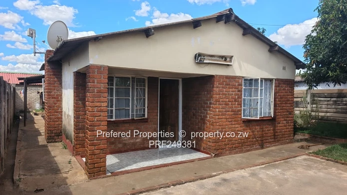 3-Bed Facebrick Home w/ Verandah & Walled Yard - Kambuzuma