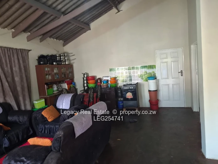 7-Bed Budiriro: Borehole, Gated Yard & Open Lounge (Sole Mandate)
