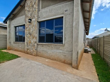 2 Bedroom Flat & Apartment