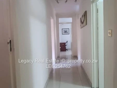 3-Bed Westgate Flat – Tiled, Built-ins & Bar (Sole Mandate)