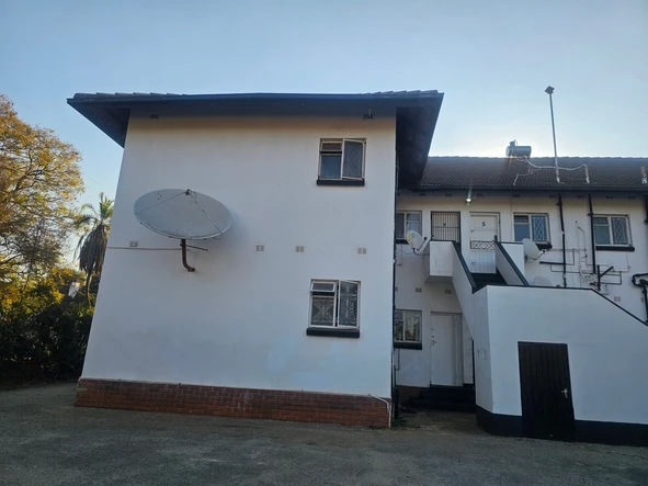 2 Bedroom Flat & Apartment