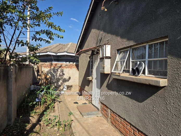 4Bedroom house for sale in Kuwadzana  (Sole Mandate)