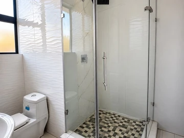 3 Bedroom Flat & Apartment