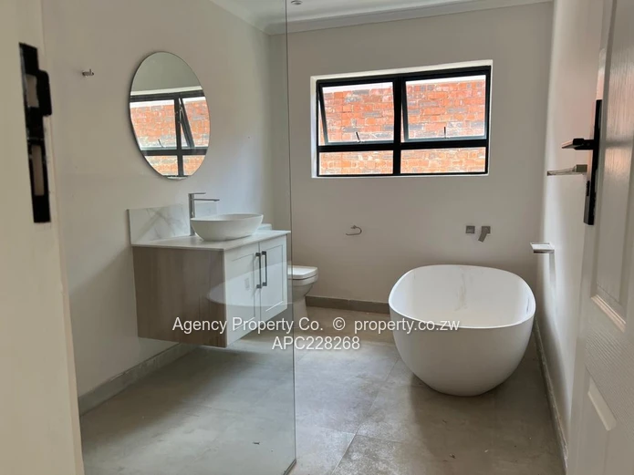 CORNEr UNIT - LARGE GARDEN - MODERN TOWNHOUSE