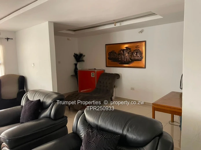 Monavale 4-Bed: Main En Suite, Sleek Kitchen & Garage